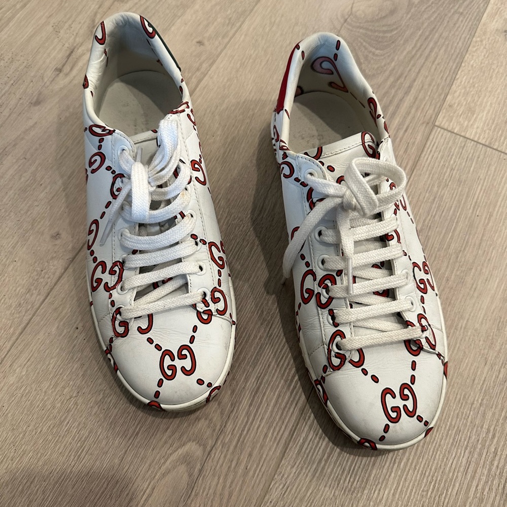 Selling Gucci sneakers that I never wear good condition!